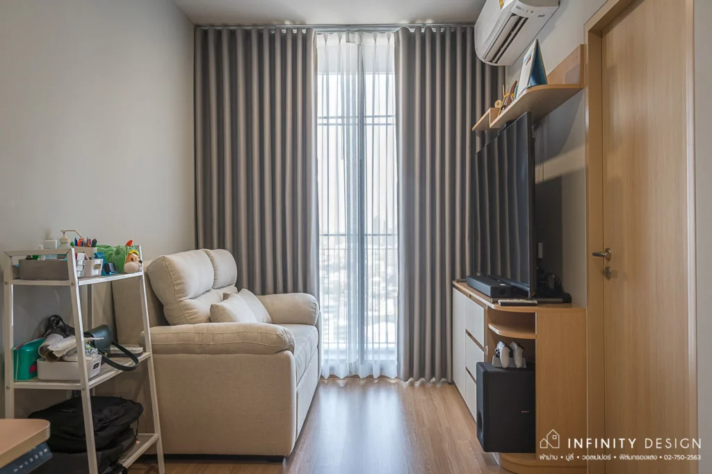 มุมนั่งเล่นตกแต่งด้วยผ้าม่าน 2 ชั้น @ Skyrise Avenue สุขุมวิท 64 | Infinity Design มุมนั่งเล่นตกแต่งด้วยผ้าม่าน 2 ชั้น @ Skyrise Avenue สุขุมวิท 64