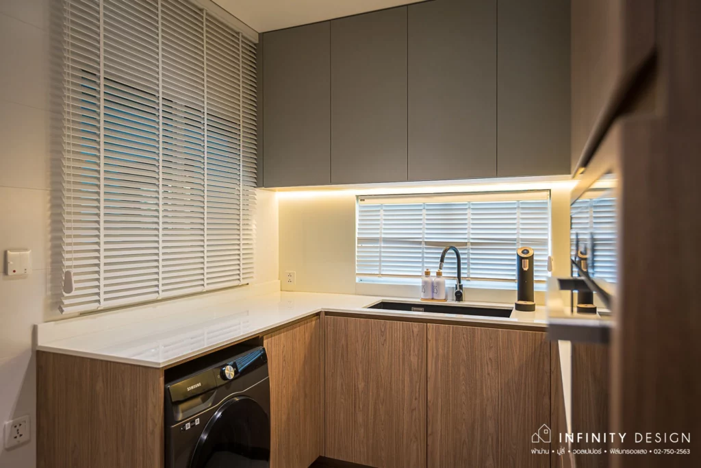 ห้องครัวตกแต่งด้วยมู่ลี่ไม้ สีขาว @ มัณฑนา บางนา-วงแหวน | Infinity Design