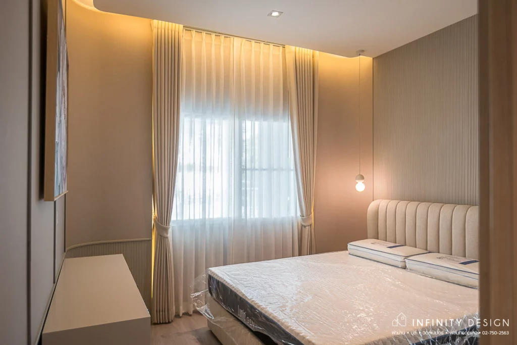 ห้องนอนชั้น 1 ตกแต่งด้วยผ้าม่าน แบรนด์ Vichitr @ มัณฑนา บางนา-วงแหวน | Infinity Design