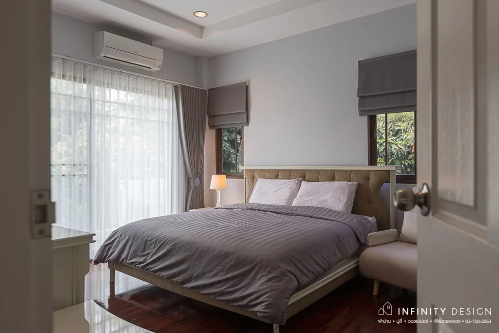ห้องนอนใหญ่ตกแต่งด้วยผ้าม่านลอน, ม่านพับ และวอลเปเปอร์ @ บุราสิริ สนามบินน้ำ