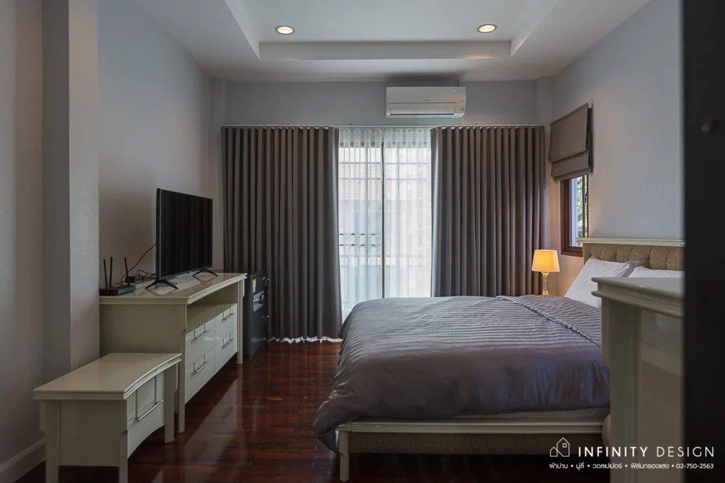 ห้องนอนใหญ่ตกแต่งด้วยผ้าม่านลอน @ บุราสิริ สนามบินน้ำ