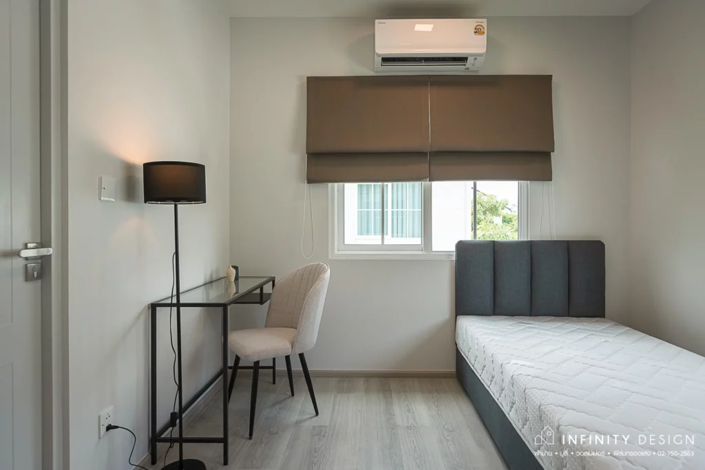 ห้องนอนเล็กสุดตกแต่งด้วยผ้าม่านพับ @ CHAIYAPRUEK Bangna KM.15 | Infinity Design